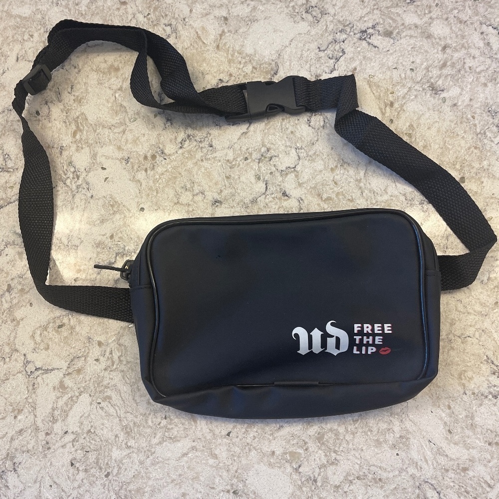 Small Fanny‎ Pack black - UD free the lip.